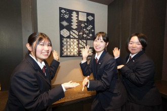 三本木農業恵拓高生手製の南部菱刺しタペストリー 三沢「青森屋」に設置