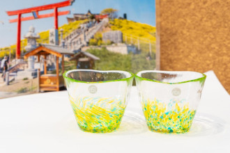 春の蕪島イメージした「津軽びいどろ」のグラス 八戸の「かぶーにゃ」で販売