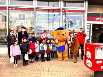 八戸めぐみ幼稚園の園児、年賀状投函体験　ポストにクリスマスの飾り付けも