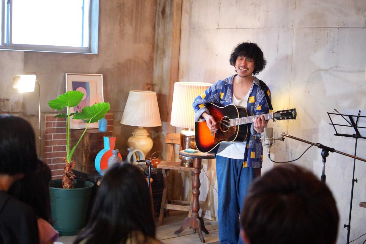 歌を披露する渡さん