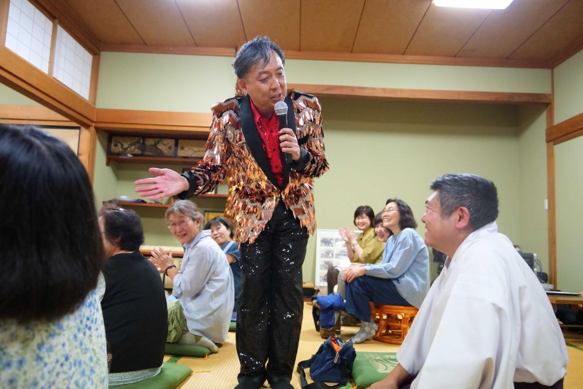 浜さんの歌に笑顔を見せる柳川さん