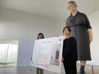 十和田市、「でっかいおばちゃん」を特別市民に　美術館に立ち続けて18年