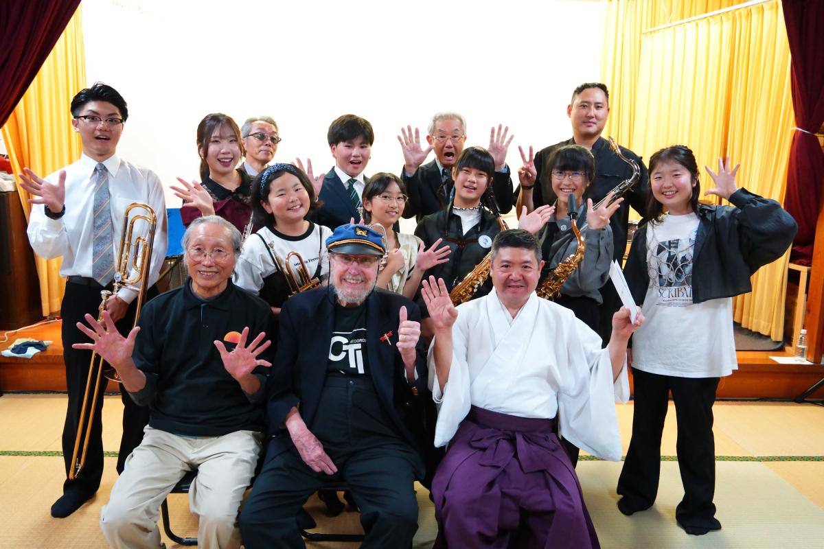 出演した八戸ジャズ楽団のメンバーと、「みな実」の須藤清文さん、新羅神社の柳川泰孝さん