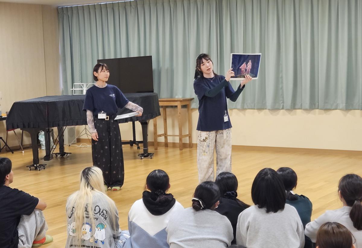 自身の活動を紹介する赤石さん（右）