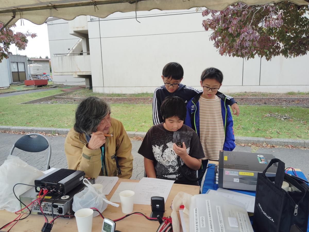 「体験運用」でマイクを握る小学生（写真提供＝岡田竜也さん）
