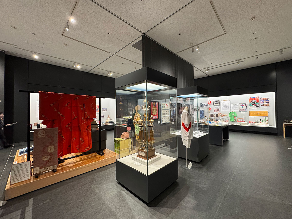 開業に合わせて、特別展「昭和100年 八王子万博100選」が始まった