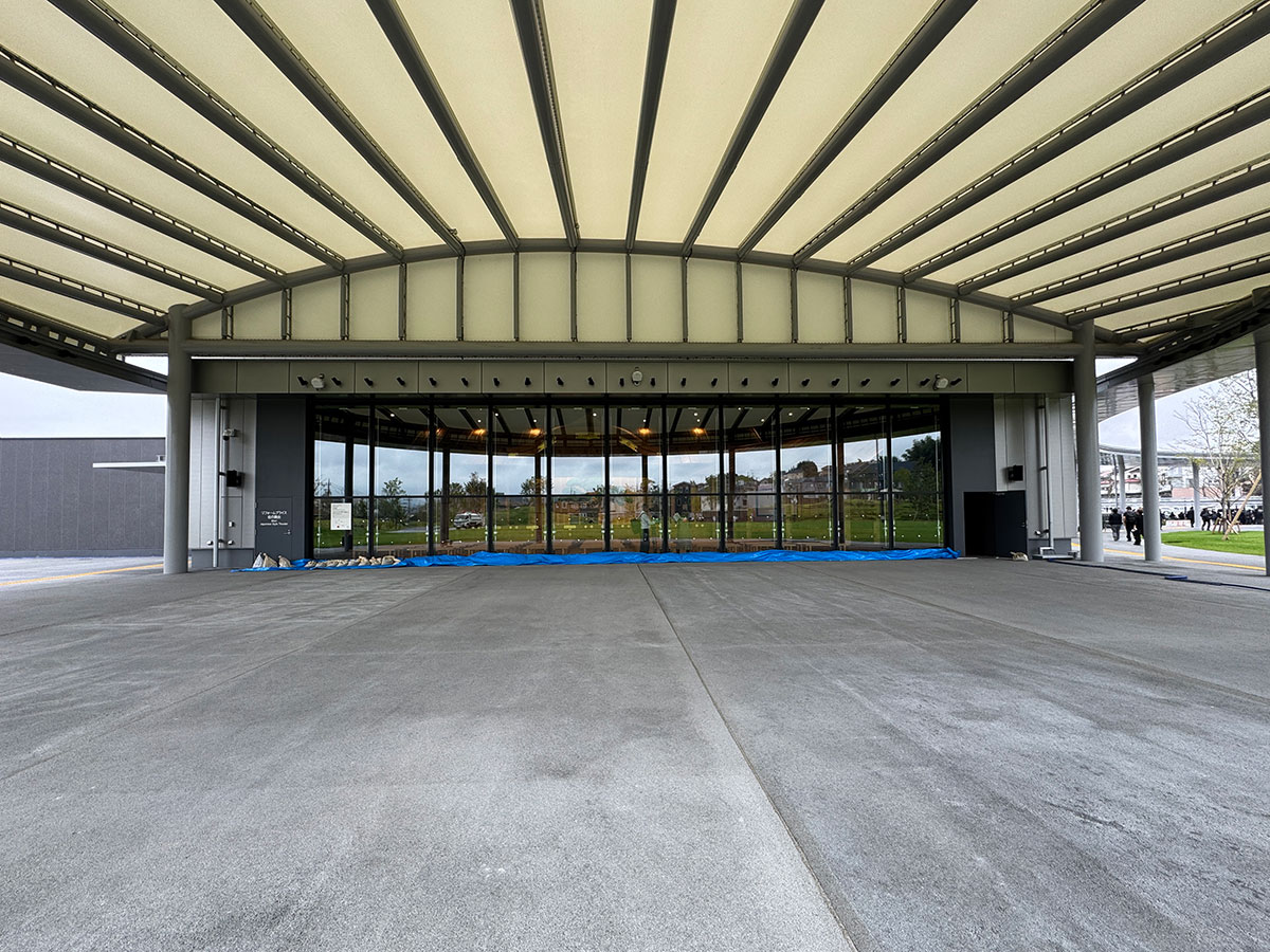 ガラス扉を開け放つことで、屋根下の空間も使ったイベントを行うことができる