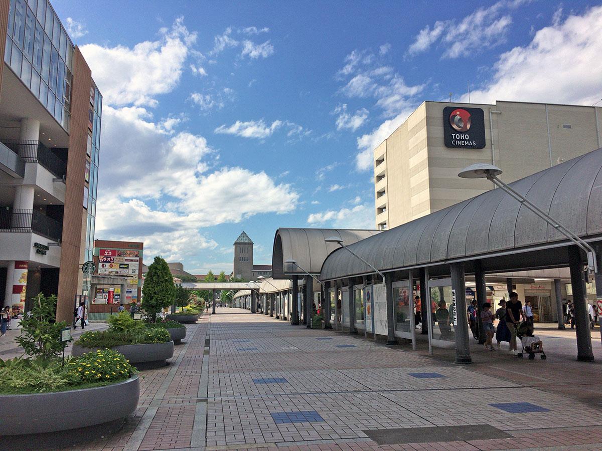 大型商業施設がある南大沢駅前