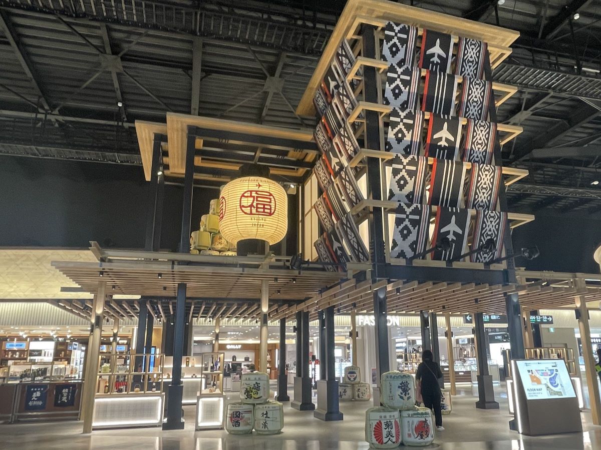 福岡空港国際線ターミナルビル、新免税店エリアのシンボルオブジェ「YAGURA」
