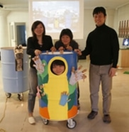 「美術缶」を通じて沖縄の美術館について問題提起する前島アートセンター