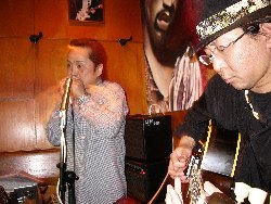 店内では「TSUKASA & TAKESHI」のライブが行われていた