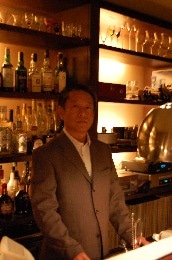 酒や音楽にはこだわっているが、バーはコミュニケーションの「場」だというマスターの土本さん