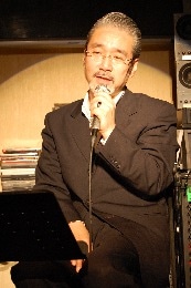 かつて「南回帰線」で一世を風靡した滝ともはるさん。現在は関内でバーを経営