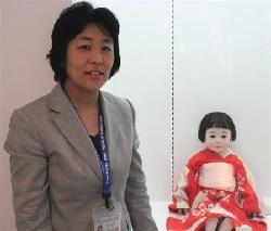 「人形の家」で学芸員を務める小原まい子さん