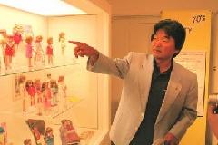 館内を案内する北原プロデューサー