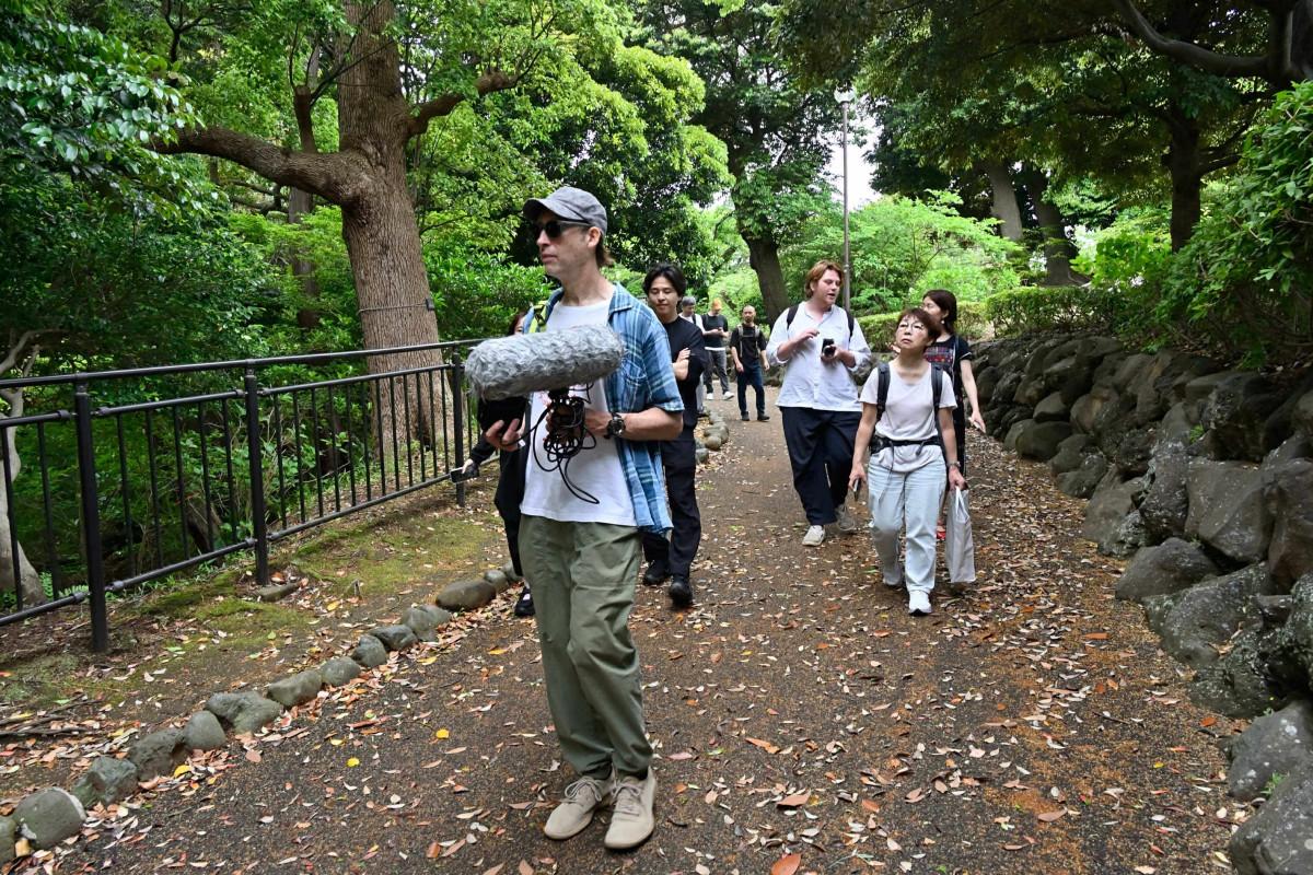 ヨコハマサウンドスケーププロジェクトのサウンドウォークの様子