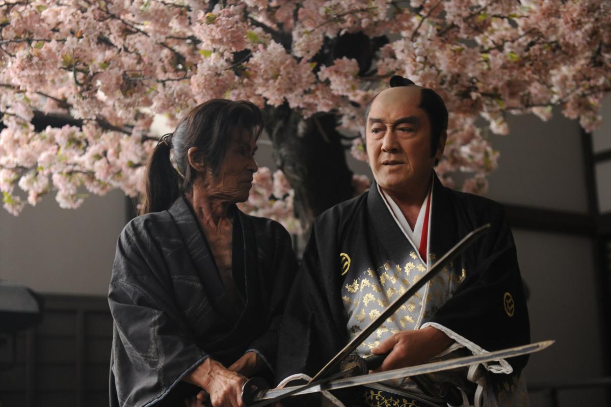 映画「太秦ライムライト」（2013年/2014年公開）の一場面。松方弘樹さんは劇中で大御所の時代劇スター「尾上」役を演じている。左側は主演の福本清三（斬られ役一筋の大部屋俳優・香美山清一役）。（写真提供　劇団とっても便利 『太秦ライムライト』（C）Tottemo Benri Theatre Company 2013）