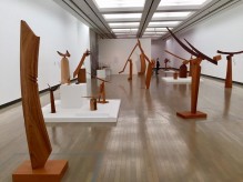横浜美術館で彫刻家・澄川喜一さん大規模回顧展「そりとむくり」