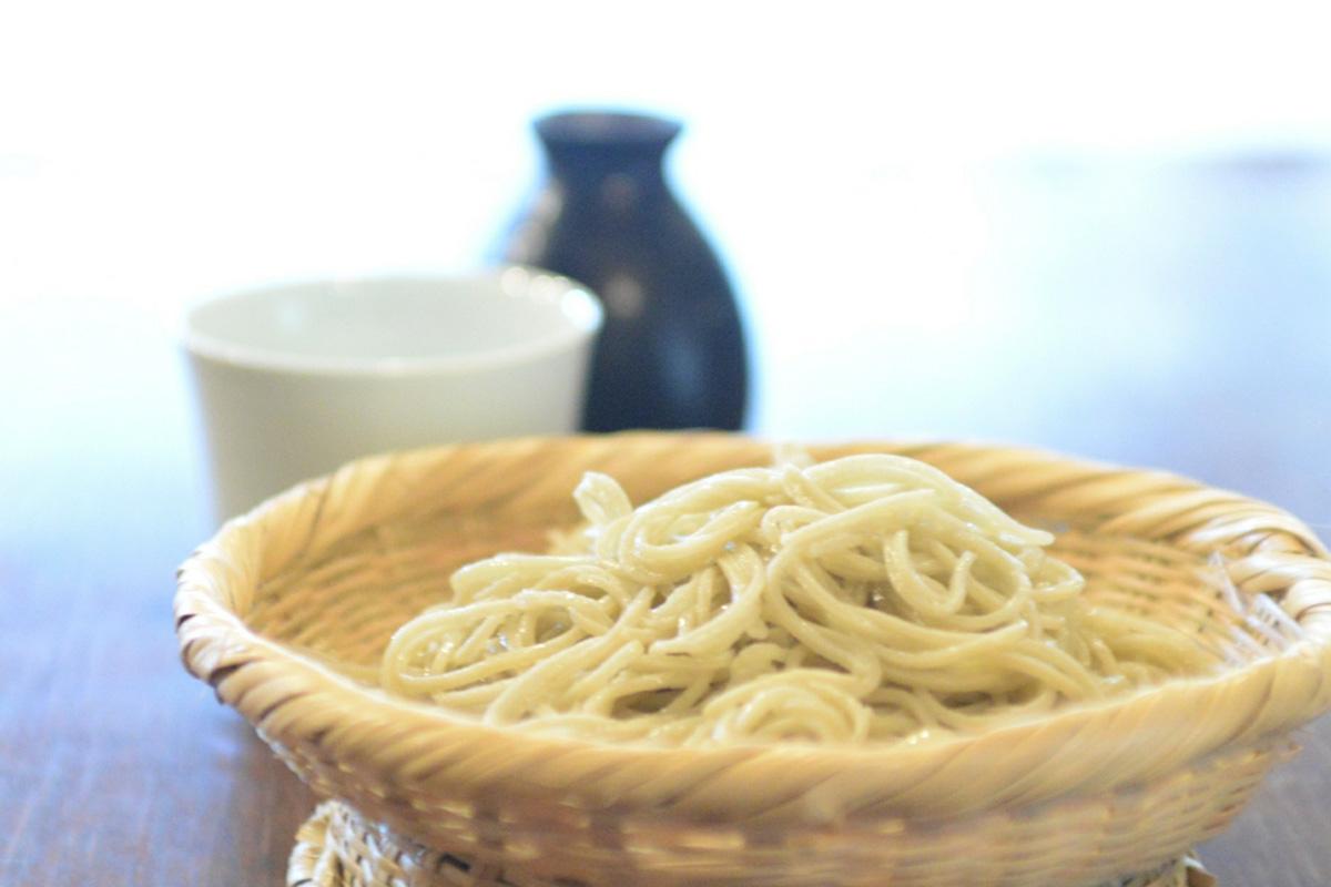 手打ちでこしや弾力仕上げた10割そばの「ざるそば」