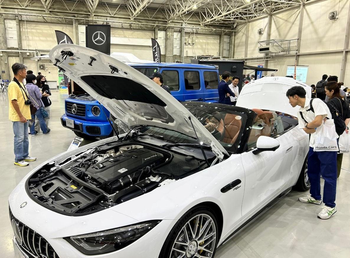 熱心にディーラーブースを見て回る来場者