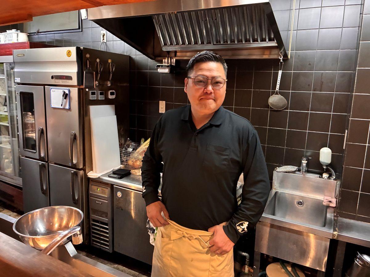 ホルモン料理を提供する居酒屋「おかつとおたね」店長の山本勝史さん