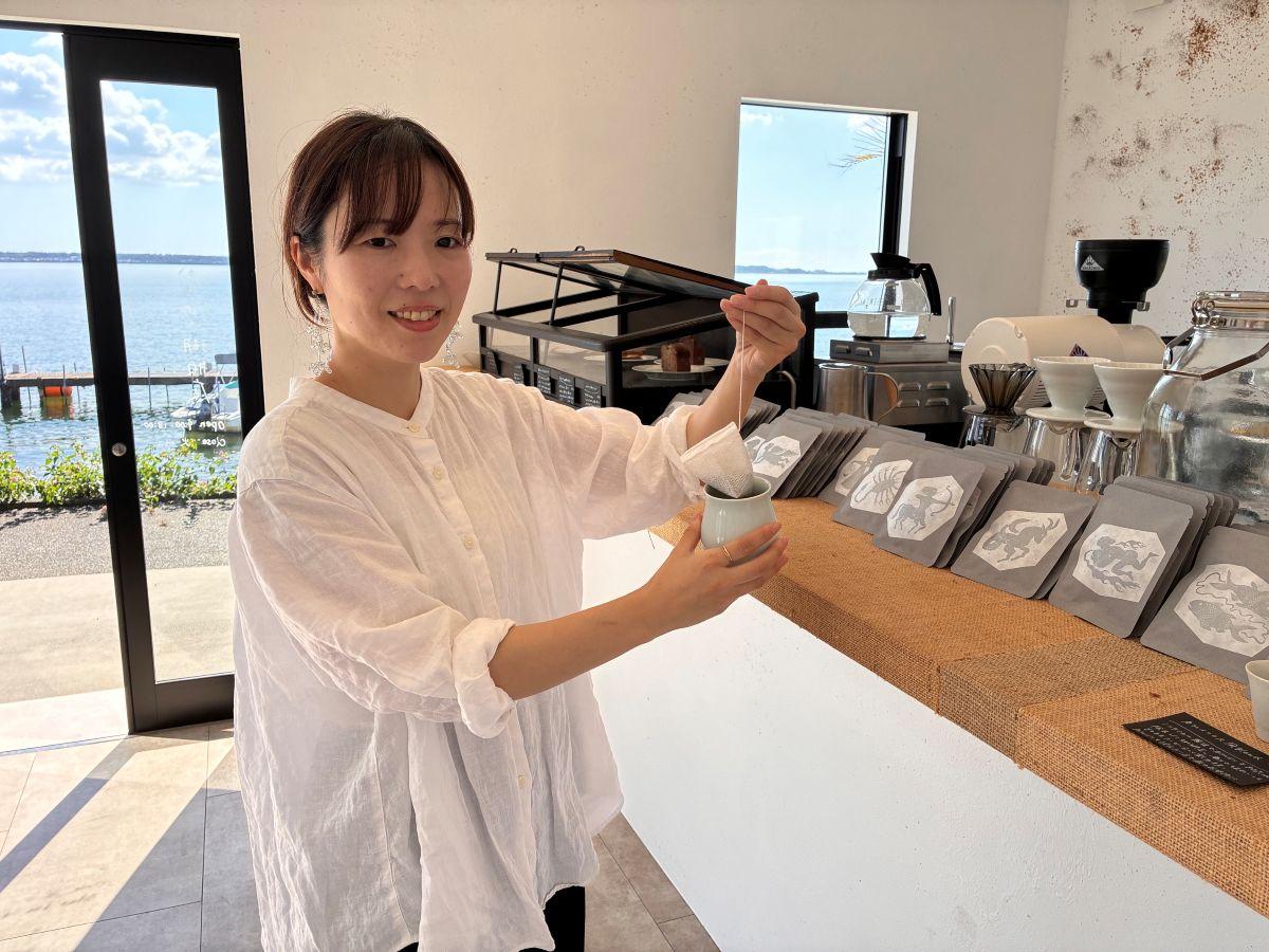 「12星座のブレンド」を手にする店主の山本恵理さん