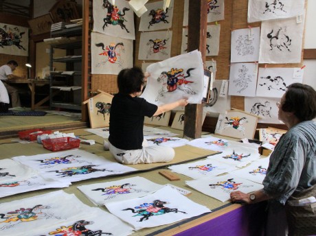 山桜神社の絵馬市では遠方から紙絵馬を買いに訪れる人も