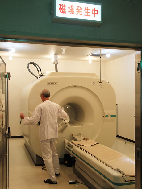 MRI（磁気共鳴画像装置）の強力な磁場の体験もできる（写真＝同院に設置されているMRI）