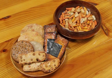 おもわず食べてしまいそうな煎餅やあられも全て木彫りの作品