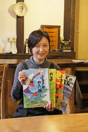 飛騨の民話を集めた絵本を手に「親子の時間を大切に」と語る北平さん
