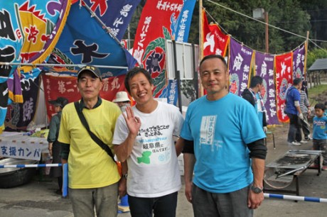 写真右から伏見七夫清見市所長・三ツ星ジョージさん（吉本興業）・川上哲也さん（NPO法人サポートコミュニティ飛騨代表）