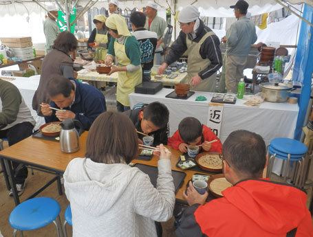 会場には飛騨市各所からそば店6店出店、香り高い新そばを味わう