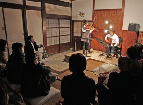 間近で見る本物の演奏に息をのむ観客ら