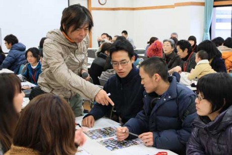 参加者は6人1組のチームに分かれ日比野さんの出す課題に挑戦した