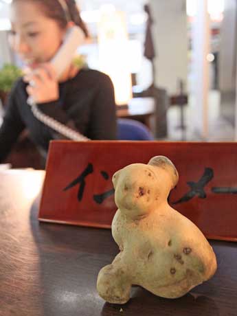 「ほのぼのする」「なんかいいことありそう」と、意外と好評価の「人面イモ」