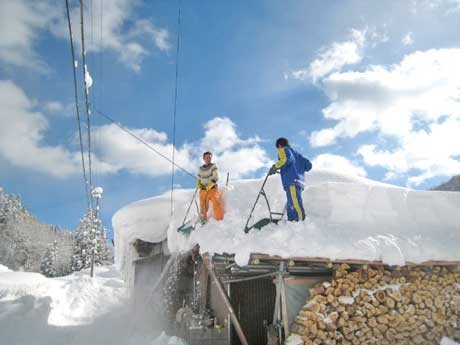 山之村地区の雪下ろし風景。冬季間、メートル級の積雪が幾度と押し寄せる