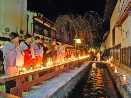 瀬戸川沿いの千本そうそくに願いを込める参拝者ら