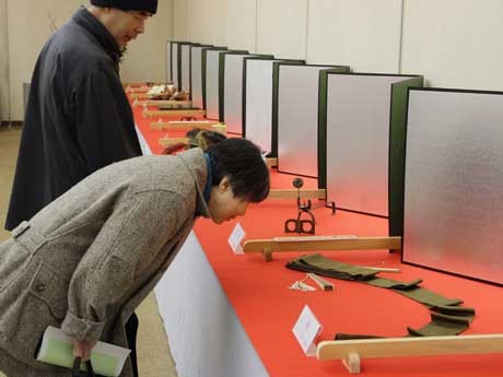じっくりと見立てに興じる来場者ら
