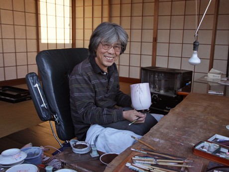 「薄紅縮緬釉（うすべにちりめんゆう）」の新作を手にする六代目渋草柳造