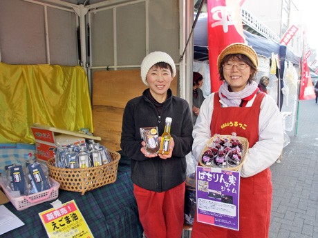 新商品「えごま油」と「ばちりんの実ジャム」を手にする川尻さん（写真右）とメンバー