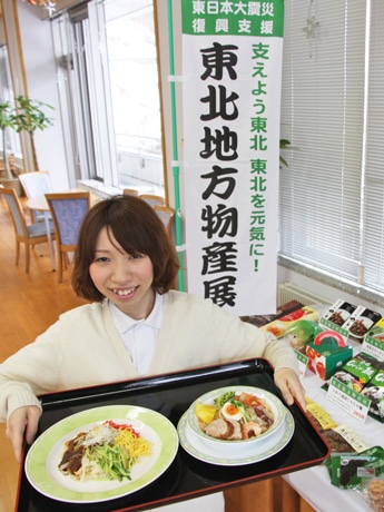 ｢盛岡冷麺｣と｢盛岡じゃじゃ麺｣を手にするスタッフ