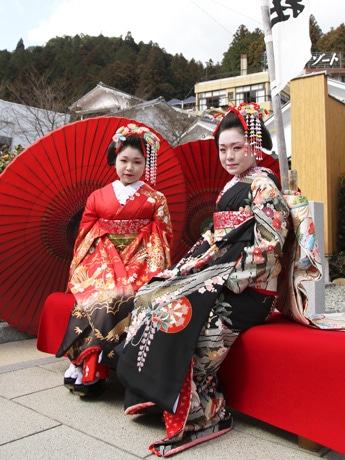 下呂温泉で52年ぶりの舞妓デビュー、今春高校卒業18歳2人