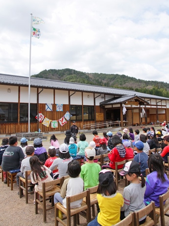 屋外で行われた「荒城農業小学校」入学式