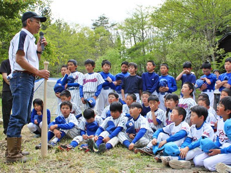 「バットの森」会場で、バット職人・久保田名人による講演(写真=過去のイベントの様子)