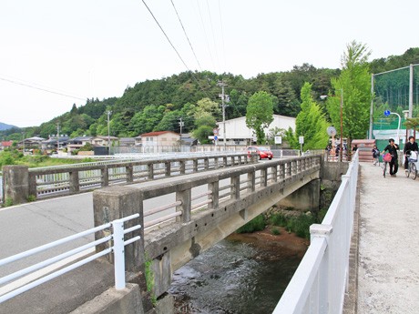 斐太高校の正門前道路に架かる「合崎橋」