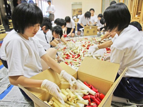 「残ろう」を仕分けする生徒ら