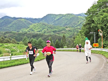 標高1000メートル以上の山岳地帯が続くコースを走る選手たち