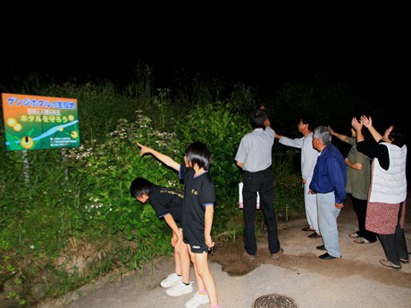 ホタル鑑賞に訪れた地域住民たち