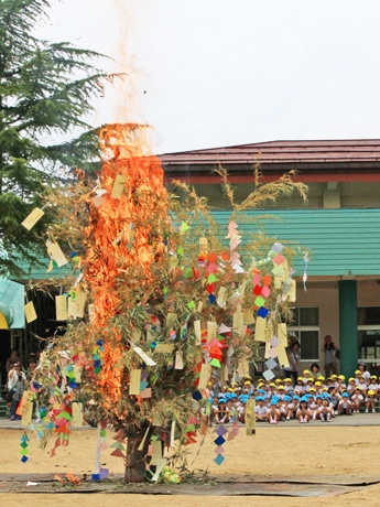 願い事を乗せて燃え上がるササ竹