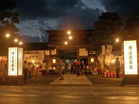 高山の夏の風物詩「飛騨高山陣屋前夜市」